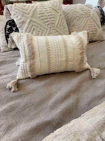 Подушка з китицями WHITE&BROWN LONG C12TC3 фото